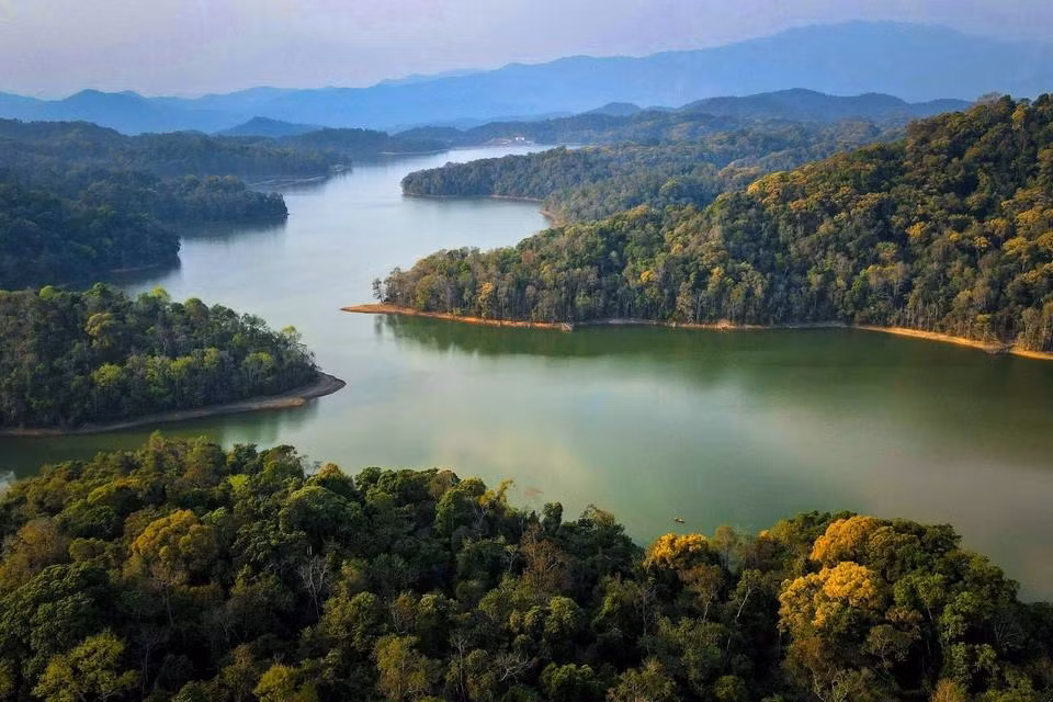 Le lac Pa Khoang compte de nombreuses grandes et petites îles. Photo : VNA.