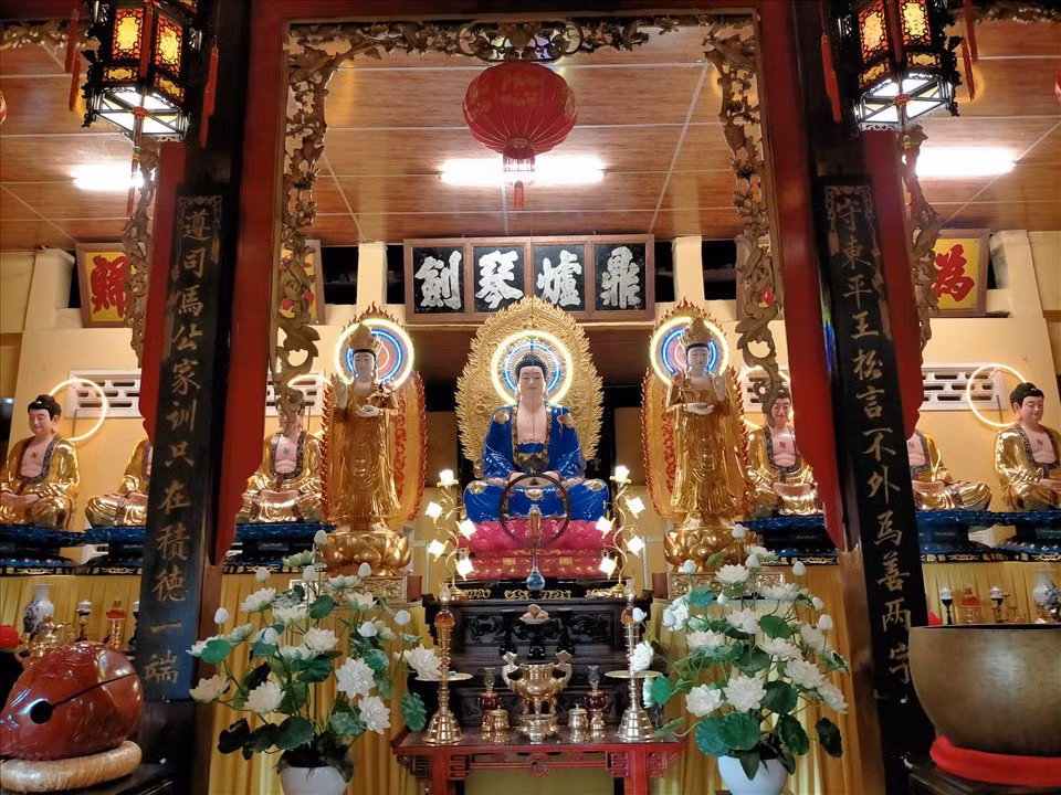 À l’intérieur de la section principale se trouve l’autel des trois religions traditionnelles des Vietnamiens (appelées « Tam giáo »), que sont le bouddhisme, le confucianisme et le taoïsme. Photo : Phong Linh.