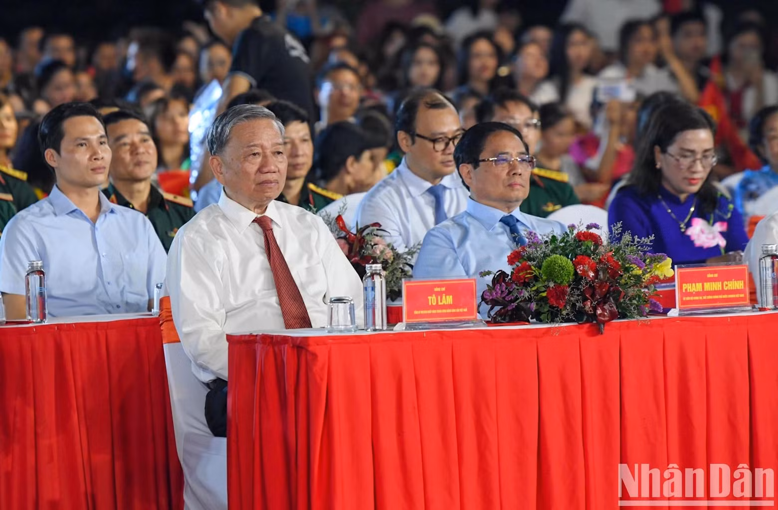 Le secrétaire général du Parti communiste du Vietnam, To Lam, et d'autres dirigeants du Parti et de l'État vietnamiens, assistent au grand spectacle marquant le 135e anniversaire de la naissance du Président Hô Chi Minh (19 mai 1890 – 19 mai 2025). Photo : NDEL.