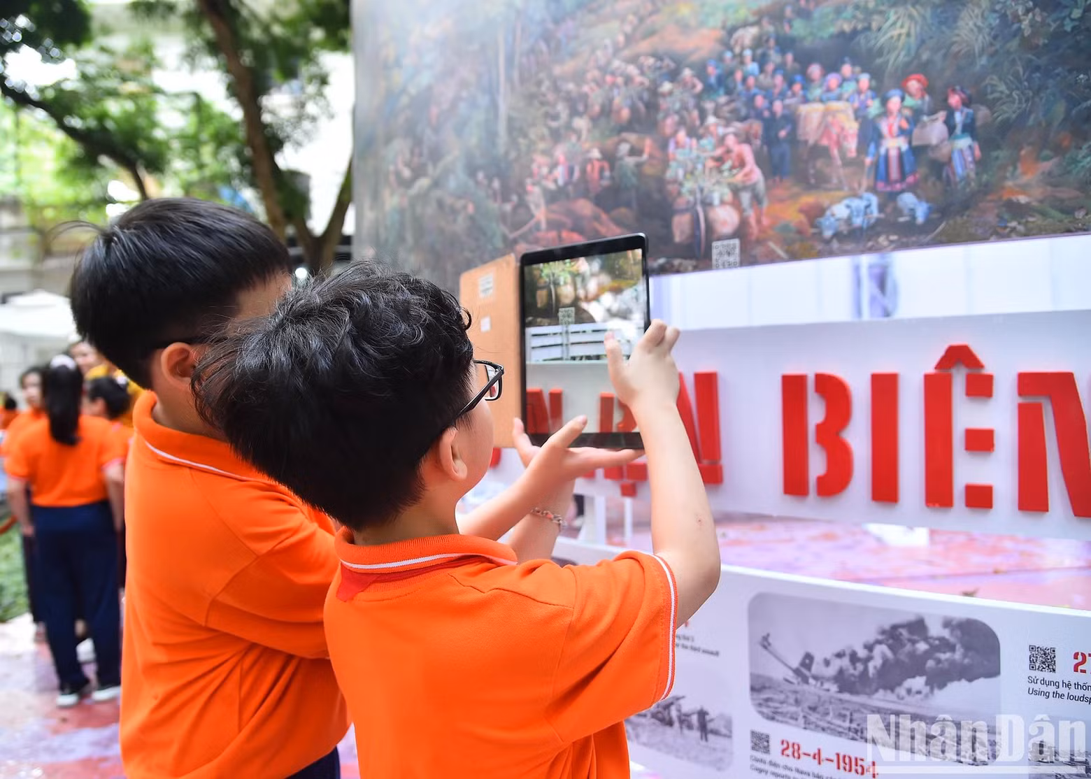 En scannant les codes QR disséminés sur la fresque, les élèves peuvent facilement trouver des informations sur les 56 jours et nuits de la campagne historique de Diên Biên Phu. Photo: NDEL. En scannant les codes QR disséminés sur la fresque, les élèves peuvent facilement trouver des informations sur les 56 jours et nuits de la campagne historique de Diên Biên Phu. Photo: NDEL.