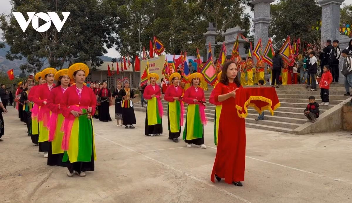 La Fête d’offrande d’encens au temple Hai Ba Trung a non seulement une signification importante dans la vie spirituelle et culturelle de la population locale, mais c’est aussi une opportunité pour le district de Song Ma de promouvoir ses vestiges historiques, ses destinations attrayantes et l’identité de ses ethnies minoritaires auprès des touristes. Photo : VOV