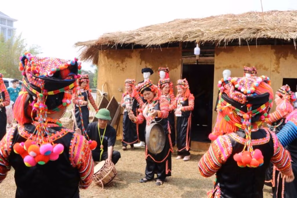 Des habitants de l’ethnie Hà Nhi, district de Muong Tà (province de Lai Châu, au Nord) pendant le Festival culturel des ethnies. Photo : VNA.