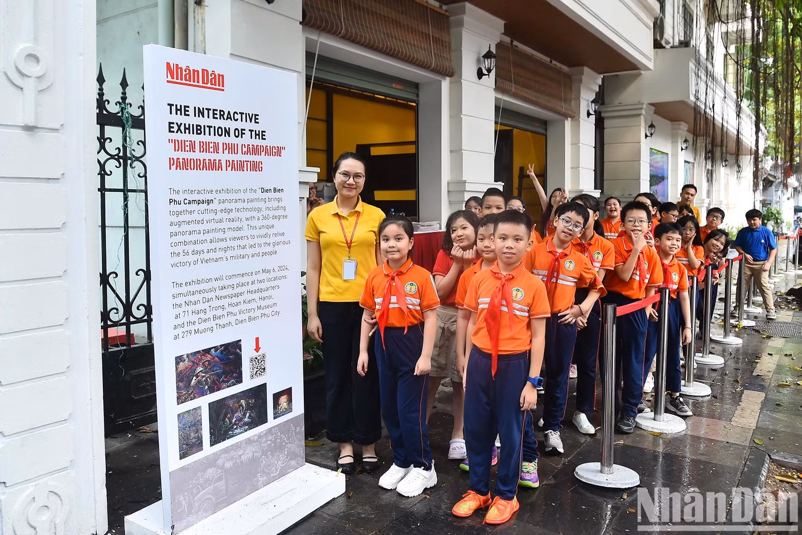 Les élèves en CM1 de l'école primaire Trang An de Hanoï attendent leur tour pour entrer dans l'exposition. Photo: NDEL. Les élèves en CM1 de l'école primaire Trang An de Hanoï attendent leur tour pour entrer dans l'exposition. Photo: NDEL.