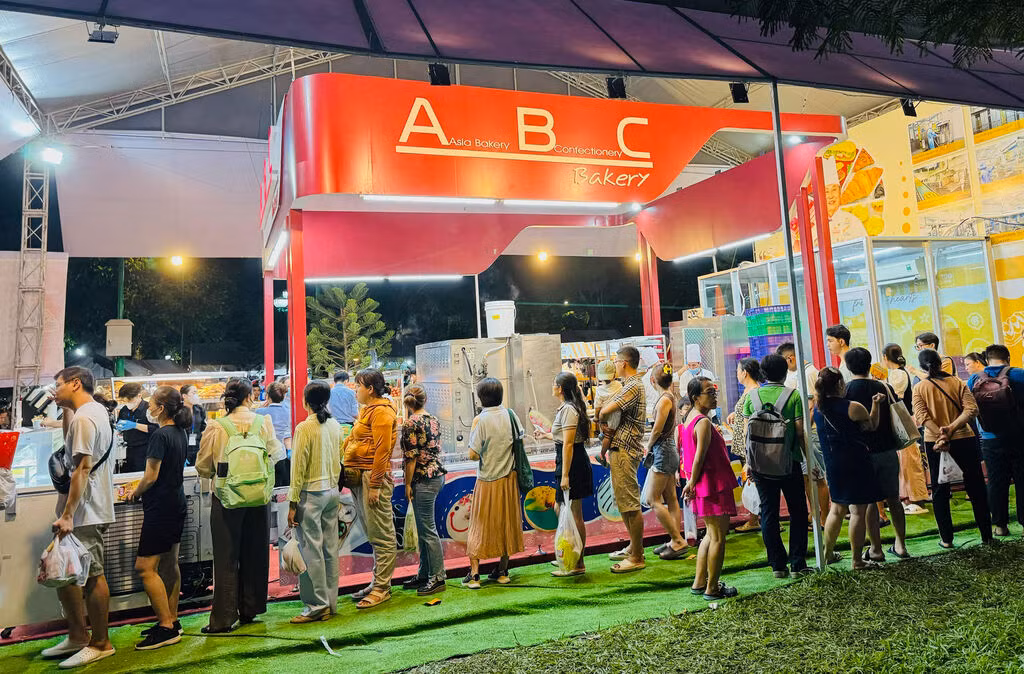 Les visiteurs font le queue au stand d’ABC Bakery.