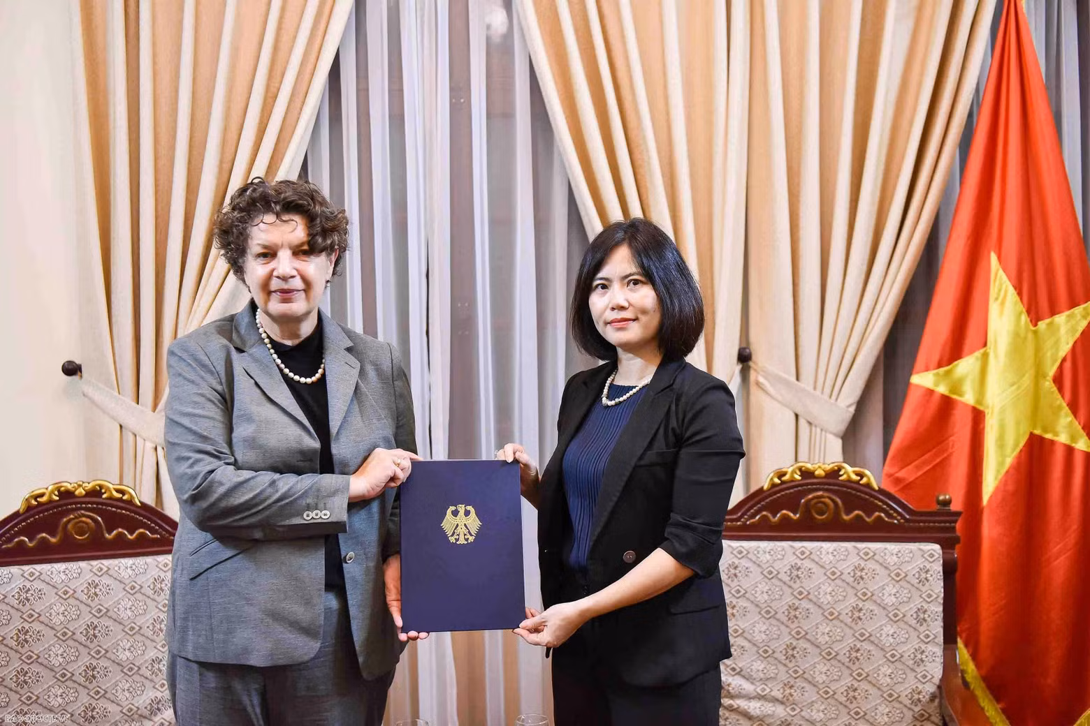 La directrice adjointe du département du protocole d’État du Vietnam, Vu Hoang Yen (à droite), et la nouvelle ambassadrice d'Allemagne au Vietnam, Helga Margarete Barth, le 23 juillet à Hanoi. Photo : baoquocte.vn.