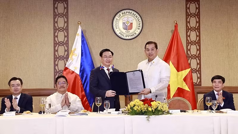 Le Président de la Chambre des Représentants, Martin Romualdez (debout, à droite), remet au Président de l'Assemblée nationale du Vietnam, Vuong Dinh Huê, (debout, à gauche) la Résolution n°571 sur le renforcement de la coopération entre les Philippines et le Vietnam avec la création du Groupe d'Amitié parlementaire Philippines - Vietnam (en 2022). Photo : VNA.