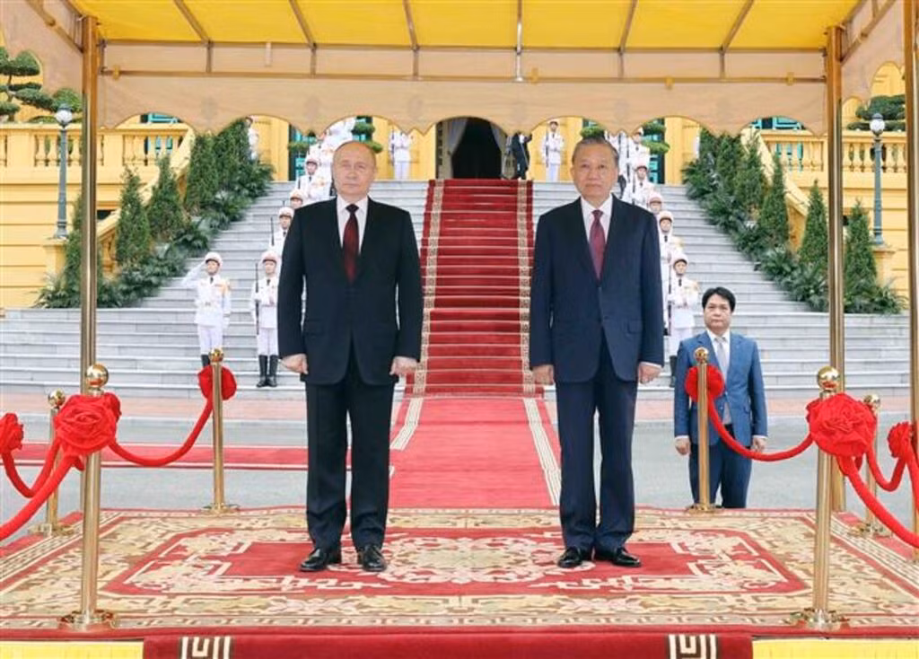 Le Président vietnamien Tô Lâm (à droite) et son homologue russe Vladimir Poutine lors de la cérémonie d'accueil officielle, le 20 juin à Hanoï. Photo : VNA.