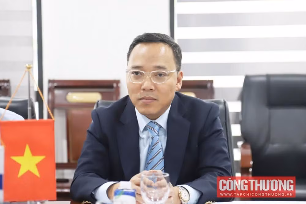 Le vice-ministre vietnamien de l’Industrie et du Commerce, Nguyen Hoang Long, s’est félicité du bon développement des relations entre le Vietnam et la Finlande ces derniers temps, notamment dans les domaines de l’économie, du commerce et de l'énergie. Photo: congthuong.vn. Le vice-ministre vietnamien de l’Industrie et du Commerce, Nguyen Hoang Long, s’est félicité du bon développement des relations entre le Vietnam et la Finlande ces derniers temps, notamment dans les domaines de l’économie, du commerce et de l'énergie. Photo: congthuong.vn.
