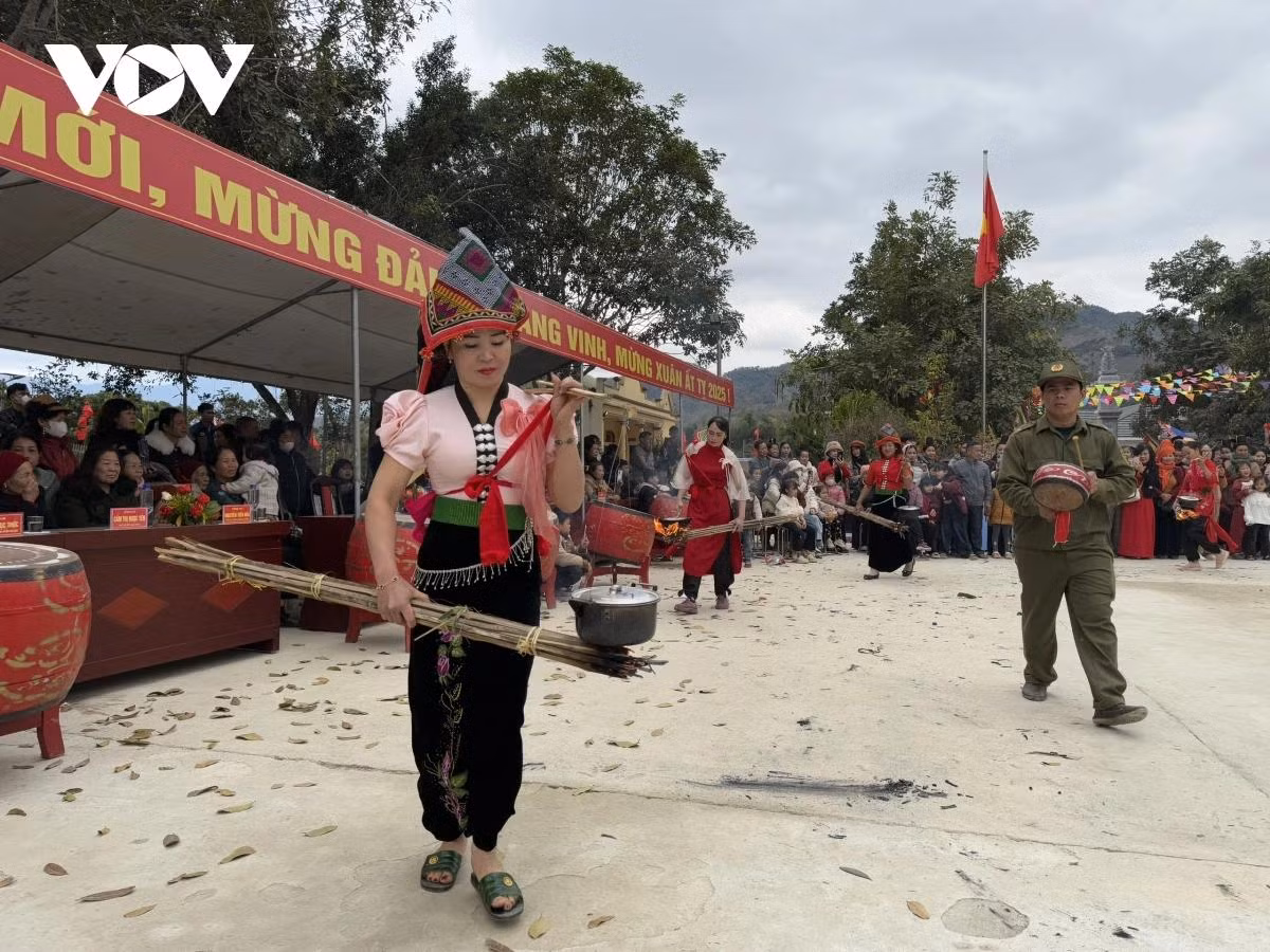 L’épopée des sœurs Trung reste toujours gravée dans l’esprit et dans le cœur de tous les Vietnamiens. Ces deux femmes ont réussi à repousser victorieusement pendant trois ans les attaques chinoises au Vietnam. Un autre facteur qui explique le prestige éternel des sœurs Trung : le fait qu’elles sont des femmes qui prennent les armes pour protéger le pays. Elles méritaient de devenir des héroïnes de l’indépendance nationale et être le symbole du patriotisme. Photo : VOV
