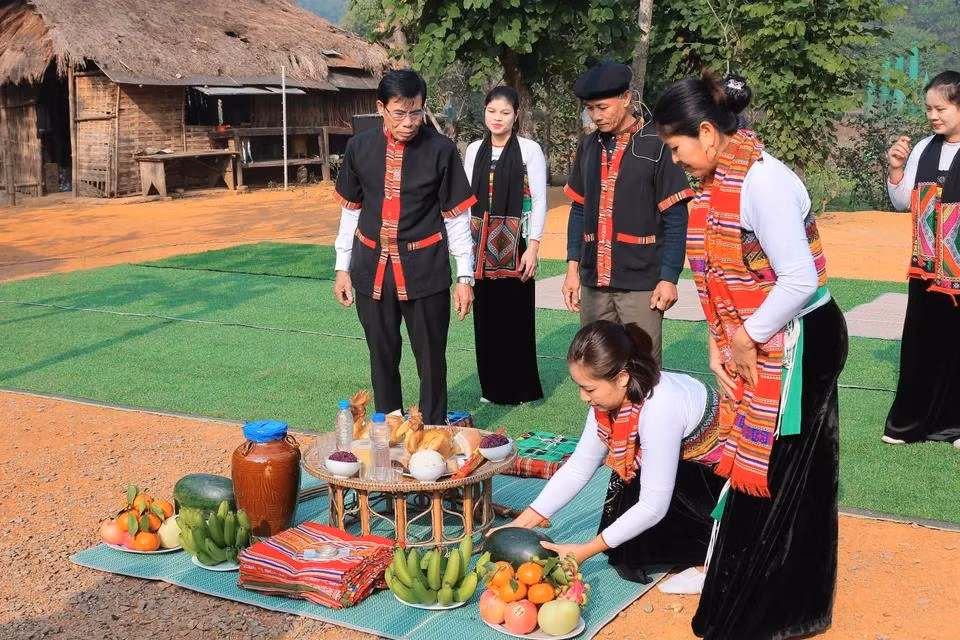 La fête du nouveau riz est bien plus qu'une simple célébration de la récolte. C'est un moment fort de l'année où les Thái de Thanh Hoa expriment leur gratitude envers les dieux et les esprits de la nature pour leur générosité. Photo : VNA. La fête du nouveau riz est bien plus qu'une simple célébration de la récolte. C'est un moment fort de l'année où les Thái de Thanh Hoa expriment leur gratitude envers les dieux et les esprits de la nature pour leur générosité. Photo : VNA.
