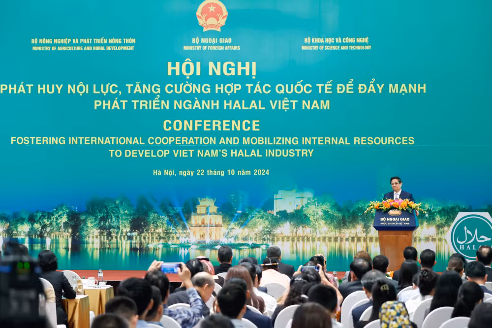 Le Premier ministre vietnamien Pham Minh Chinh prend la parole lors de la conférence sur le thème « Valoriser les forces endogènes et renforcer la coopération internationale pour stimuler le développement de l’industrie halal du Vietnam », le 22 octobre à Hanoi. Photo : baochinhphu.vn. Le Premier ministre vietnamien Pham Minh Chinh prend la parole lors de la conférence sur le thème « Valoriser les forces endogènes et renforcer la coopération internationale pour stimuler le développement de l’industrie halal du Vietnam », le 22 octobre à Hanoi. Photo : baochinhphu.vn.