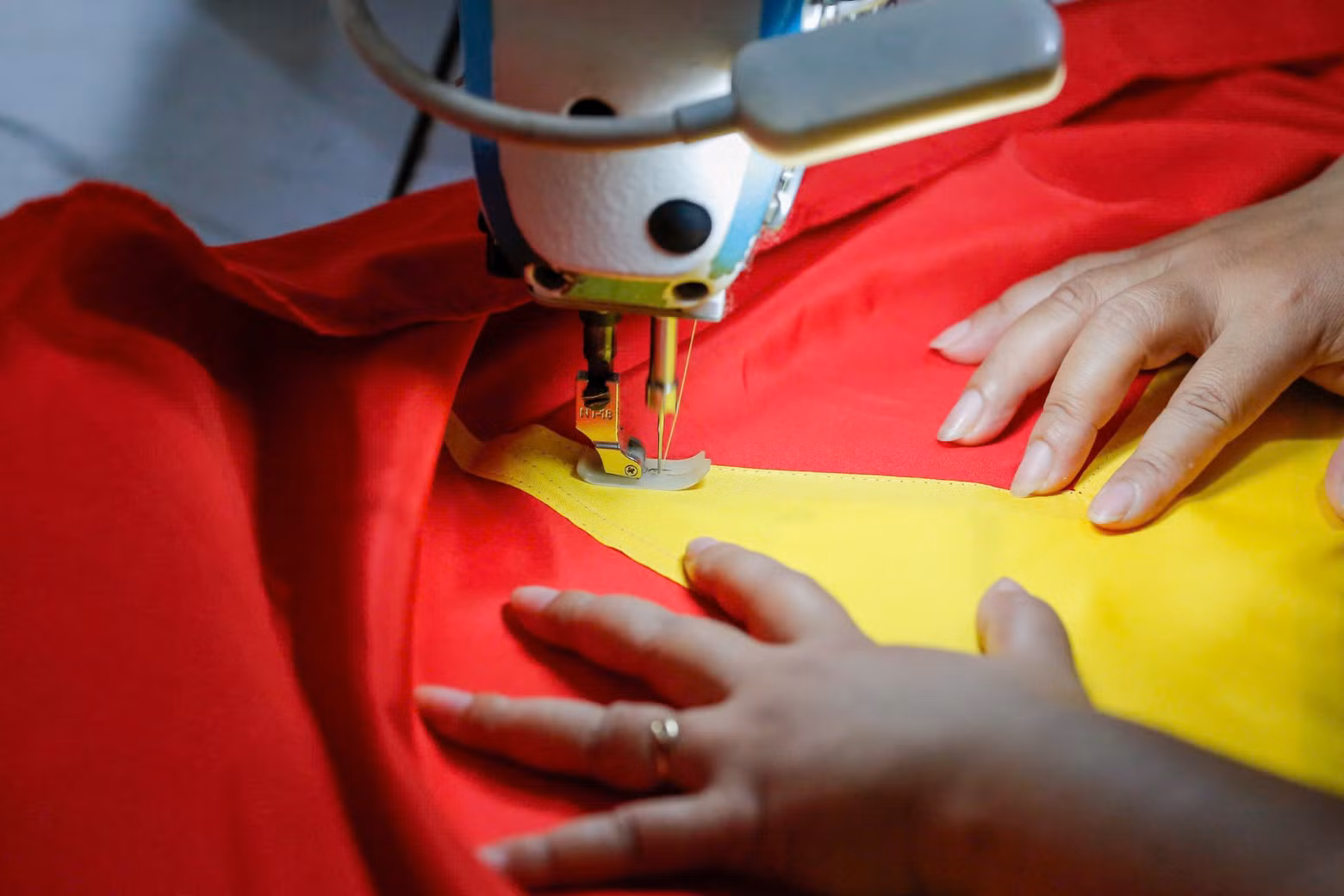 Fierté d’un village de fabrication de drapeaux nationaux ảnh 8