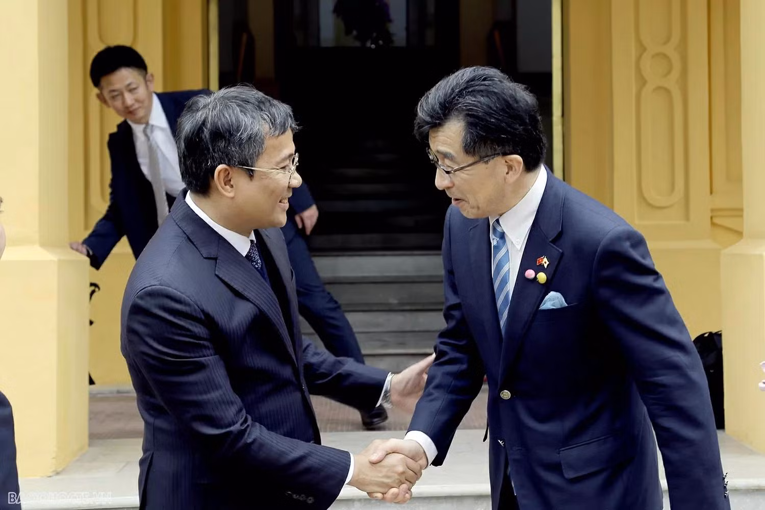 Le vice-ministre Nguyen Minh Vu a demandé à la partie japonaise de partager ses expériences avec le Vietnam dans la résolution des problèmes survenant dans le processus de développement économique, dont ceux liés à l’environnement et au vieillissement de la population. Photo : baoquocte.vn Le vice-ministre Nguyen Minh Vu a demandé à la partie japonaise de partager ses expériences avec le Vietnam dans la résolution des problèmes survenant dans le processus de développement économique, dont ceux liés à l’environnement et au vieillissement de la population. Photo : baoquocte.vn