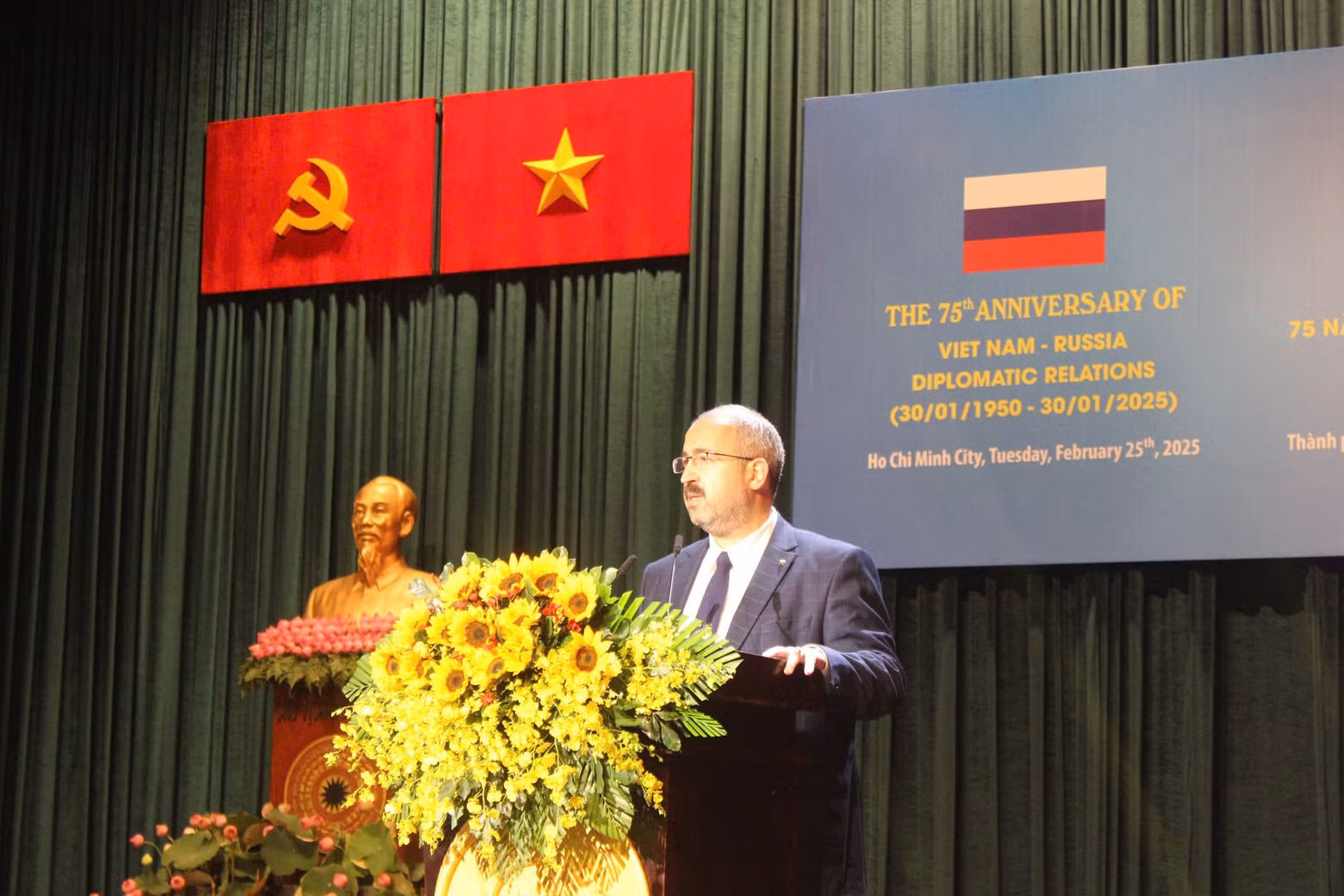 Le consul général russe Sadykov Timur Sirozhevich a affirmé la volonté de son pays de lancer de nouveaux projets de coopération entre les provinces et villes russes et vietnamiennes, dont ceux qui attirent la participation des petites et moyennes entreprises. Photo : thoidai Le consul général russe Sadykov Timur Sirozhevich a affirmé la volonté de son pays de lancer de nouveaux projets de coopération entre les provinces et villes russes et vietnamiennes, dont ceux qui attirent la participation des petites et moyennes entreprises. Photo : thoidai
