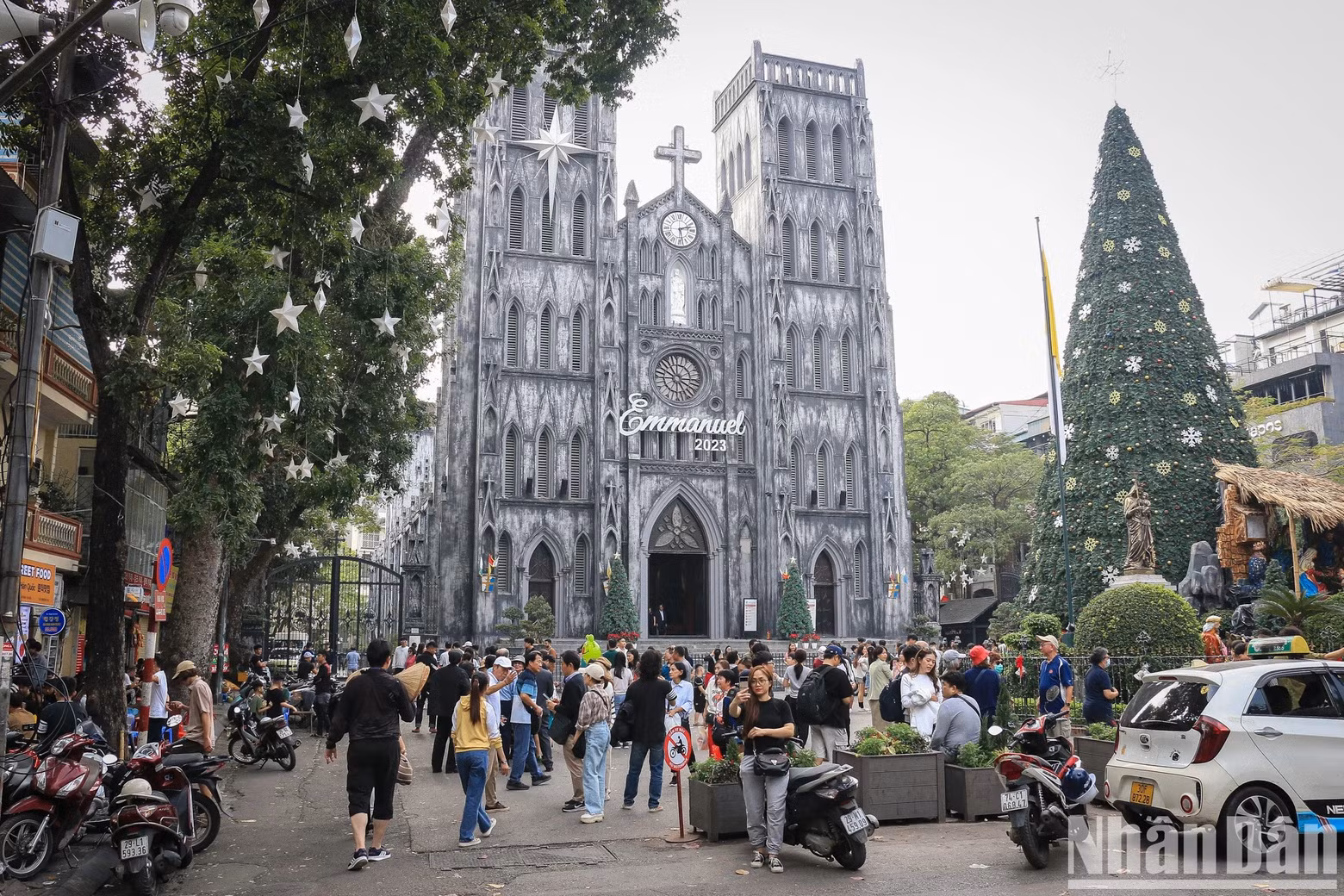 Selon le président du Comité populaire de Hoàn Kiêm, Pham Tuân Long, le prolongement des horaires d’ouverture des espaces piétonniers de son arrondissement permet aux habitants et aux touristes de se déplacer facilement durant les vacances du Nouvel An 2024.
