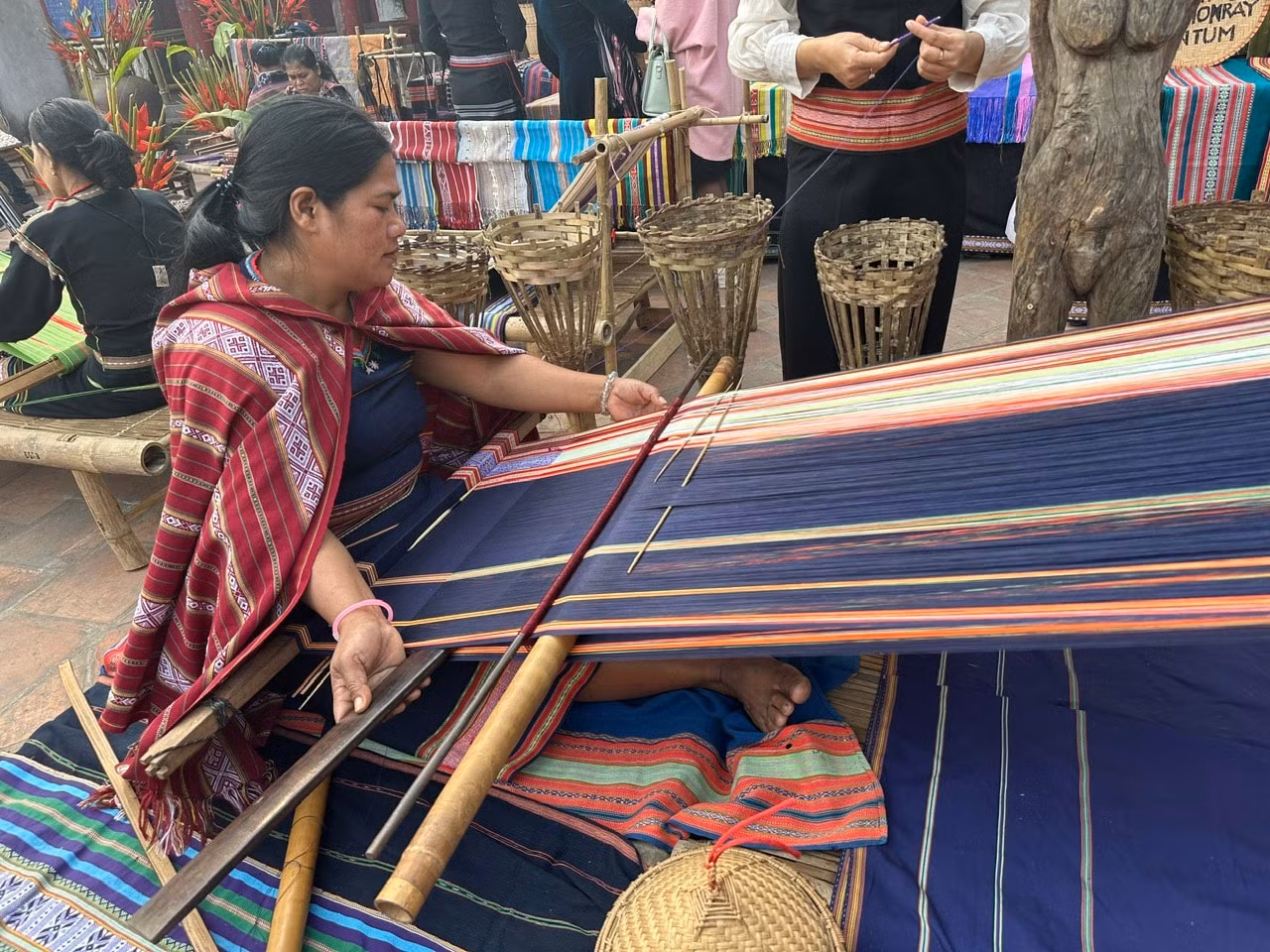 Le programme attire la participation d’un grand nombre d’artistes et d’artisans vietnamiens, qui présente au public les particularités de différents métiers artisanaux traditionnels du pays, tels que le métier de tissage du carex, le métier de tissage de soie Tussar, ou encore le métier de tissage du brocart des ethnies minoritaires. Photo : hanoimoi.vn.
