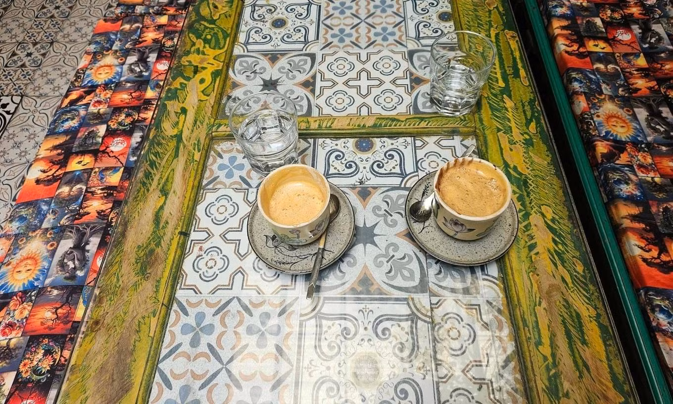 Le café aux œufs est une boisson intrigante qui mélange à merveille des saveurs différentes, formant un "superbe cocktail", chaud, brun doré, parfumé. Le jaune d'œuf et le sucre sont battus pour obtenir une mousse blanche. L'arôme de l'œuf et l'amertume du café créent la saveur originale de cette boisson. Le café aux œufs est une boisson intrigante qui mélange à merveille des saveurs différentes, formant un "superbe cocktail", chaud, brun doré, parfumé. Le jaune d'œuf et le sucre sont battus pour obtenir une mousse blanche. L'arôme de l'œuf et l'amertume du café créent la saveur originale de cette boisson.