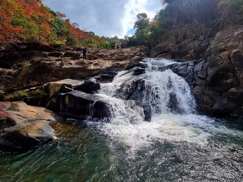 Pour profiter pleinement de la cascade Eatul, les visiteurs doivent tenir compte des conditions météorologiques. Pendant la saison des pluies, la quantité d’eau augmente, créant des paysages impressionnants mais pose également un risque de crues soudaines. Au contraire, la saison sèche a moins d'eau, mais le voyage sera plus pratique. Photo: Dinh Cong Luong.