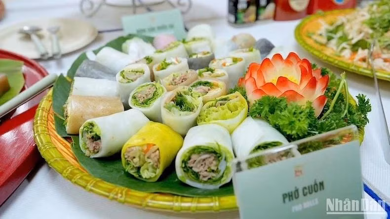 Lors du festival, les stands vietnamiens présenteront aux visiteurs de nombreux plats allant des saveurs traditionnelles aux créations culinaires modernes, dont le « pho » (soupe de nouilles à la viande de bœuf ou au poulet), le « nem cuôn » (rouleaux de printemps), le riz gluant à la vapeur, les gâteaux, ou encore les spécialités locales de Hanoi, Nam Dinh, Thai Nguyen et Binh Dinh. Photo : NDEL. Lors du festival, les stands vietnamiens présenteront aux visiteurs de nombreux plats allant des saveurs traditionnelles aux créations culinaires modernes, dont le « pho » (soupe de nouilles à la viande de bœuf ou au poulet), le « nem cuôn » (rouleaux de printemps), le riz gluant à la vapeur, les gâteaux, ou encore les spécialités locales de Hanoi, Nam Dinh, Thai Nguyen et Binh Dinh. Photo : NDEL.