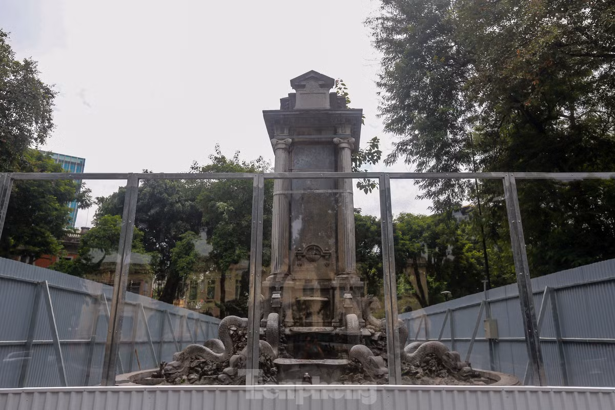 « Comme le processus de restauration utilise des méthodes de construction ouvertes, les clôtures de chantier utilisent des matériaux transparents afin que les habitants et les experts puissent observer ce processus », a expliqué le Comité de gestion des projets de l’arrondissement de Hoan Kiem. Photo : tienphong.vn.