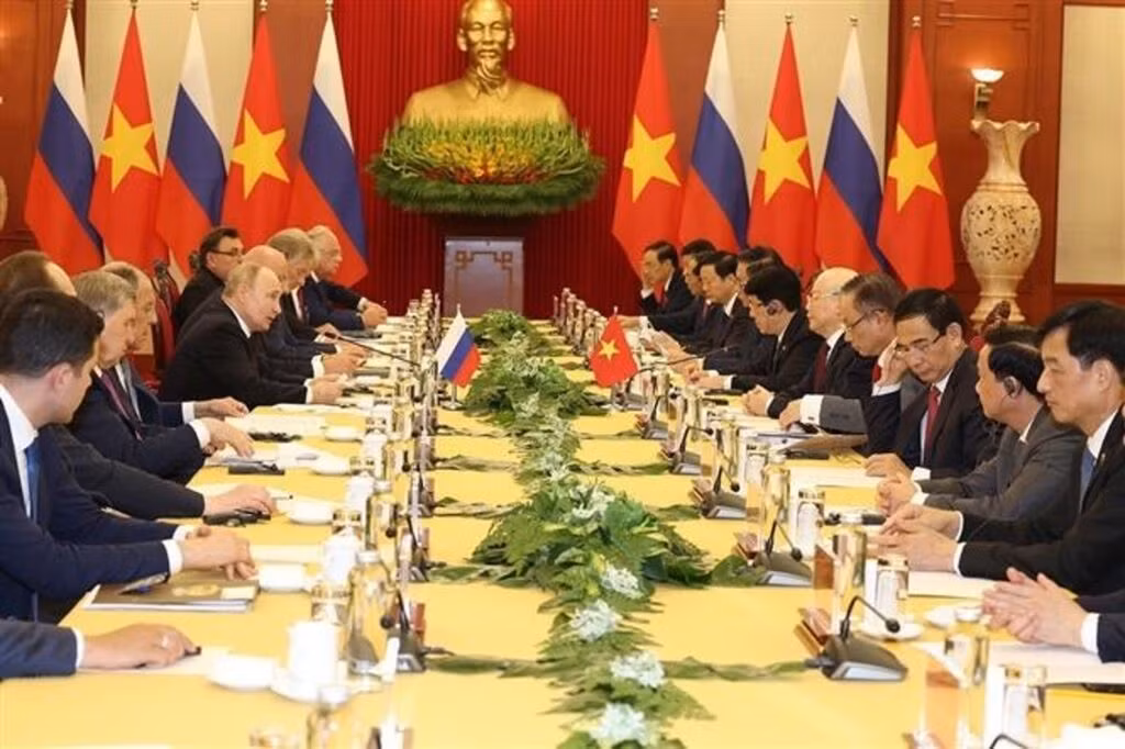 Lors de l'entretien entre le Secrétaire général du Parti communiste du Vietnam, Nguyên Phu Trong, et le Président russe Vladimir Poutine, le 20 juin à Hanoï. Photo : VNA.