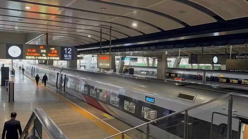 D’une longueur totale de plus de 1 300km, la ligne ferroviaire à grande vitesse Pékin – Shanghai est doté d'un investissement de plus de 33 milliards de dollars et d'une vitesse de train d'environ 350 km/h. Photo: NDEL.