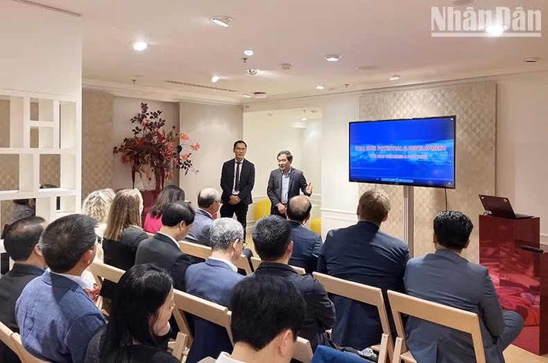 Lors de la rencontre entre les milieux d’affaires vietnamiens et français au centre commercial Lafayette à Paris. Il s’agit d’une bonne occasion pour les entreprises des deux pays d’échanger les informations et les opportunités de coopération et d’investissement sur leurs marchés respectifs. Photo: MINH DUY/NDEL. Lors de la rencontre entre les milieux d’affaires vietnamiens et français au centre commercial Lafayette à Paris. Il s’agit d’une bonne occasion pour les entreprises des deux pays d’échanger les informations et les opportunités de coopération et d’investissement sur leurs marchés respectifs. Photo: MINH DUY/NDEL.