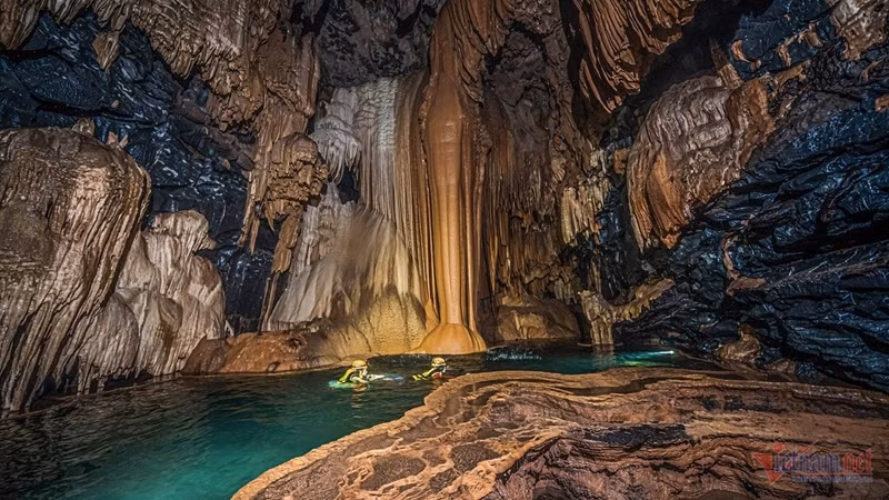 Explorer l'intégralité du lac reste un défi en raison de sa profondeur et de ses formations complexes. Explorer l'intégralité du lac reste un défi en raison de sa profondeur et de ses formations complexes.