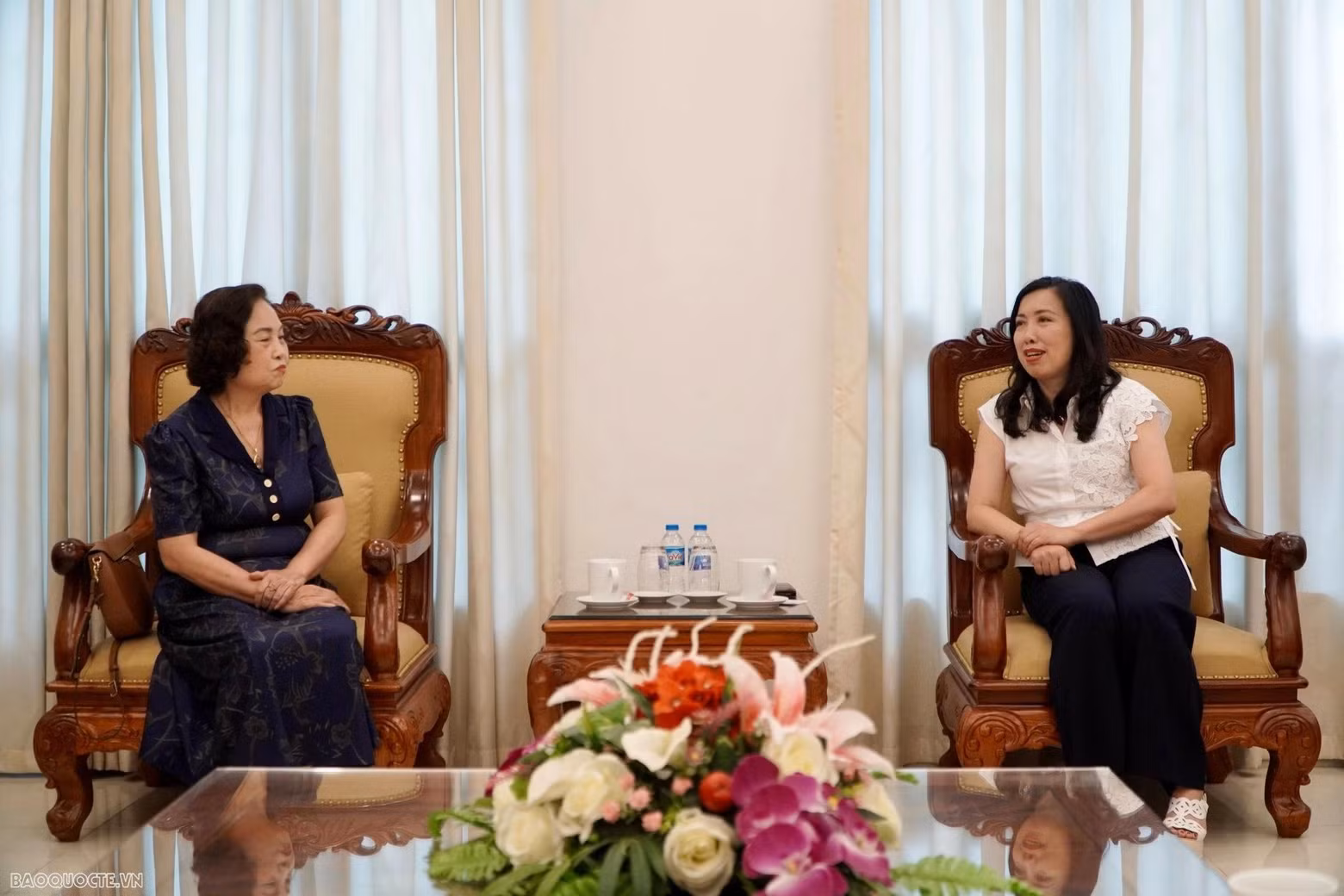 La vice-ministre vietnamienne des Affaires étrangères et chef du Comité d'État chargé des Vietnamiens résidant à l'étranger, Le Thi Thu Hang, a demandé à l'Association des femmes intellectuelles du Vietnam de consolider la solidarité et la connexion en son sein, ainsi que de renforcer ses liens avec la communauté vietnamienne à l'étranger. Photo: baoquocte.vn La vice-ministre vietnamienne des Affaires étrangères et chef du Comité d'État chargé des Vietnamiens résidant à l'étranger, Le Thi Thu Hang, a demandé à l'Association des femmes intellectuelles du Vietnam de consolider la solidarité et la connexion en son sein, ainsi que de renforcer ses liens avec la communauté vietnamienne à l'étranger. Photo: baoquocte.vn