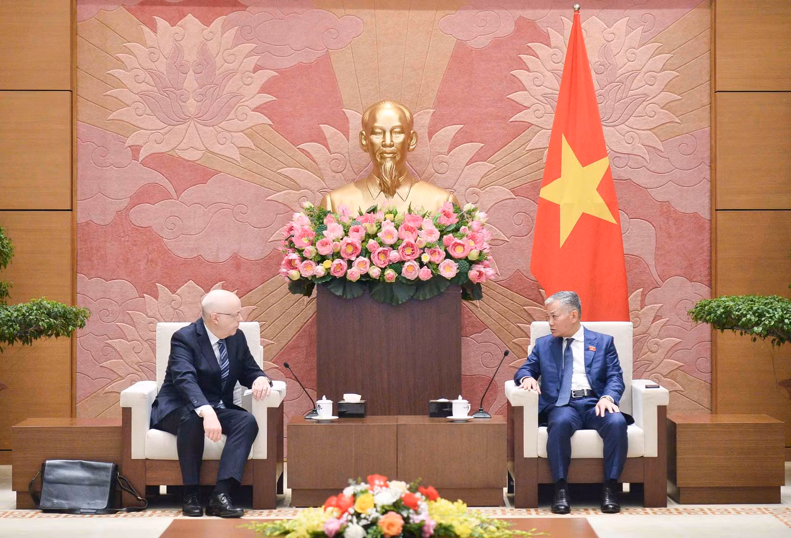 L'ambassadeur finlandais Keijo Norvanto (à gauche) propose aux parlements des deux pays de renforcer leurs liens et de poursuivre les échanges de délégations à tous les niveaux afin de donner un nouvel élan au partenariat intégral Vietnam — Finlande. Photo : quochoi.vn. L'ambassadeur finlandais Keijo Norvanto (à gauche) propose aux parlements des deux pays de renforcer leurs liens et de poursuivre les échanges de délégations à tous les niveaux afin de donner un nouvel élan au partenariat intégral Vietnam — Finlande. Photo : quochoi.vn.