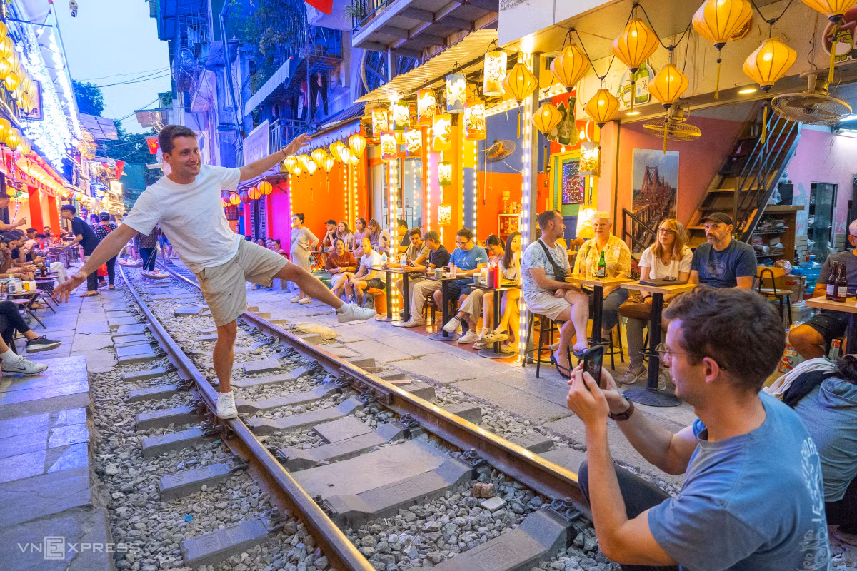 Les deux côtés de la rue sont décorés de couleurs et de lumières accrocheuses pour attirer les touristes, surtout le soir.