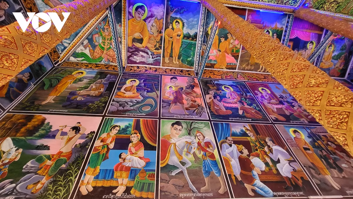 Les murs, le plafond et les colonnes du sanctuaire sont couverts de fresques sophistiquées et colorées dont les plus grandes relatent la vie du Bouddha, de sa naissance jusqu’au moment où il a atteint le Nirvana. Les angles relevés de chaque toiture sont en forme de longues queues de serpent incurvées et constituent un chef-d’œuvre qui fascinent tous les visiteurs. Photo: VOV.