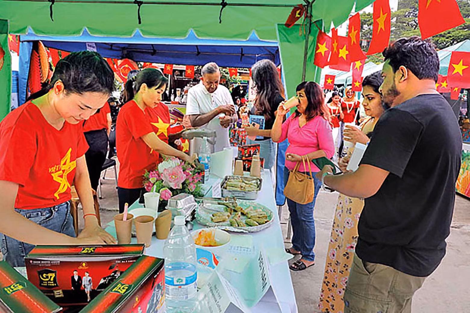 Les visiteurs ont l'occasion de déguster des spécialités culinaires du Vietnam comme des « nem » ou du café au lait glacé. Photo: baoquocte.vn.