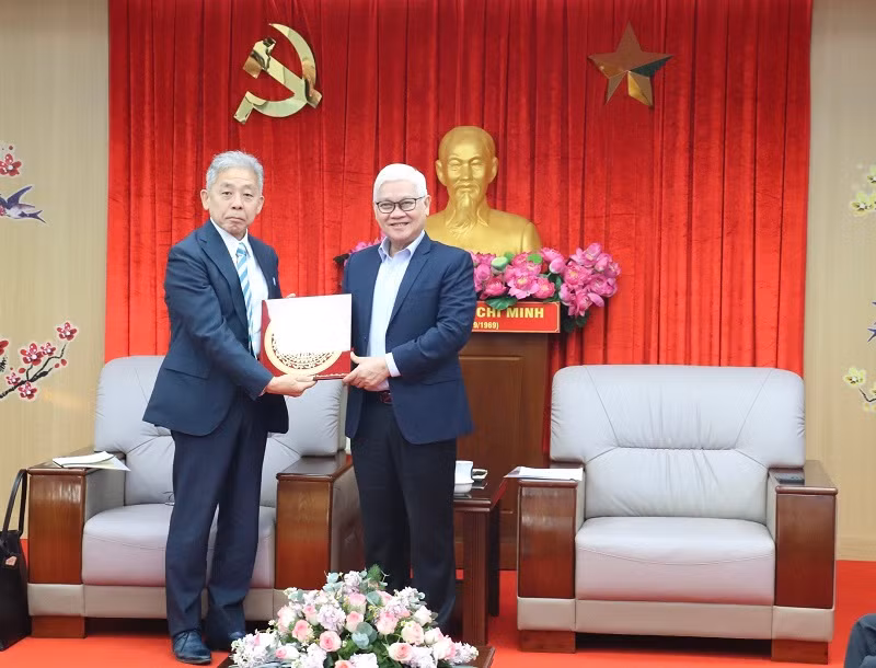 Le secrétaire du Comité provincial du Parti communiste du Vietnam de Binh Duong, Nguyên Van Loi (à droite), et le directeur des affaires internationales du groupe Tokyu (Japon), Hirohisa Fujiwara, le 10 avril à Binh Duong. Photo: dautu.vn.