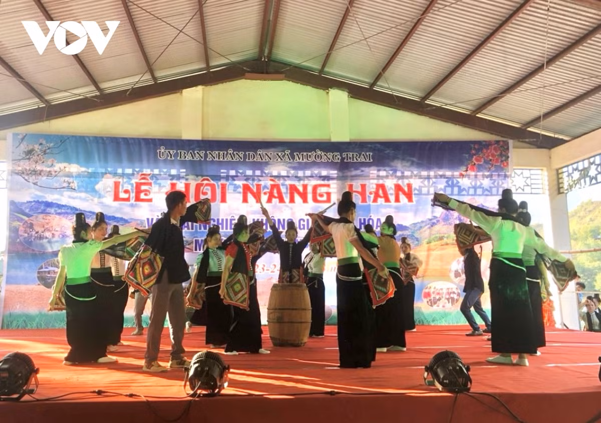 Des numéros artistiques imprégnés de l’identité culturelle des Thai blancs. Photo: VOV.