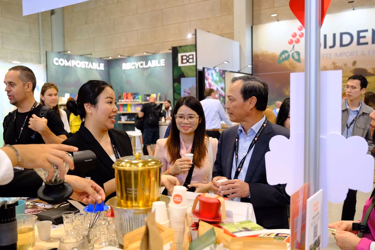 Selon l'ambassadeur du Vietnam au Danemark, Luong Thanh Nghi, le Danemark est un marché de café relativement important avec une préférence pour le café Arabica. Cependant, il s'agit d'un marché exigeant des normes élevées de qualité et de sécurité alimentaire et privilégiant les produits labellisés verts. Photo: baoquocte.vn. Selon l'ambassadeur du Vietnam au Danemark, Luong Thanh Nghi, le Danemark est un marché de café relativement important avec une préférence pour le café Arabica. Cependant, il s'agit d'un marché exigeant des normes élevées de qualité et de sécurité alimentaire et privilégiant les produits labellisés verts. Photo: baoquocte.vn.