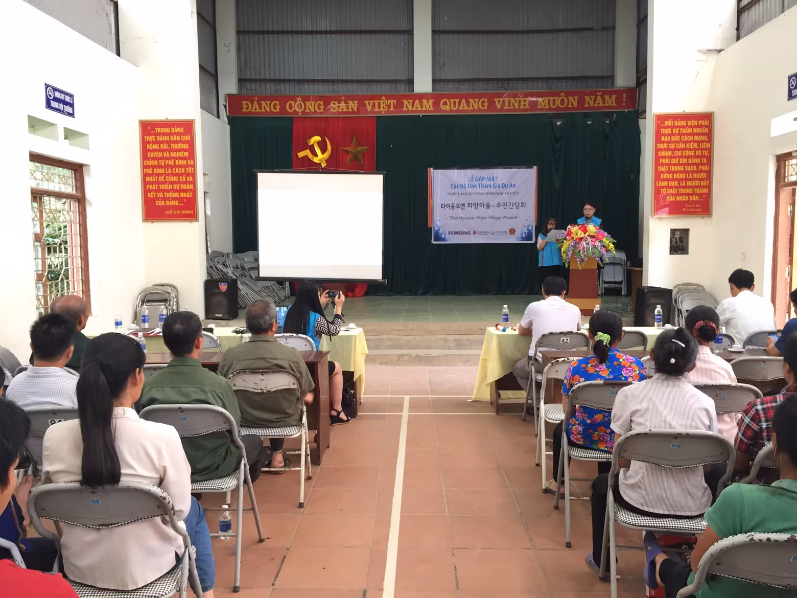 Lancement du projet « Village de l'espoir », financé par l’organisation sud-coréenne GCS (Global Civic Sharing), qui vise à aider les ménages pauvres à accéder aux crédits à taux préférentiel pour améliorer leur niveau de vie et sortir durablement de la pauvreté. Photo : baothainguyen.vn. Lancement du projet « Village de l'espoir », financé par l’organisation sud-coréenne GCS (Global Civic Sharing), qui vise à aider les ménages pauvres à accéder aux crédits à taux préférentiel pour améliorer leur niveau de vie et sortir durablement de la pauvreté. Photo : baothainguyen.vn.