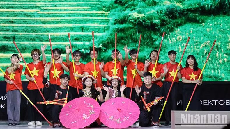 Un numéro artistique interprété par des étudiants vietnamiens à Tioumen. Photo : NDEL. Un numéro artistique interprété par des étudiants vietnamiens à Tioumen. Photo : NDEL.