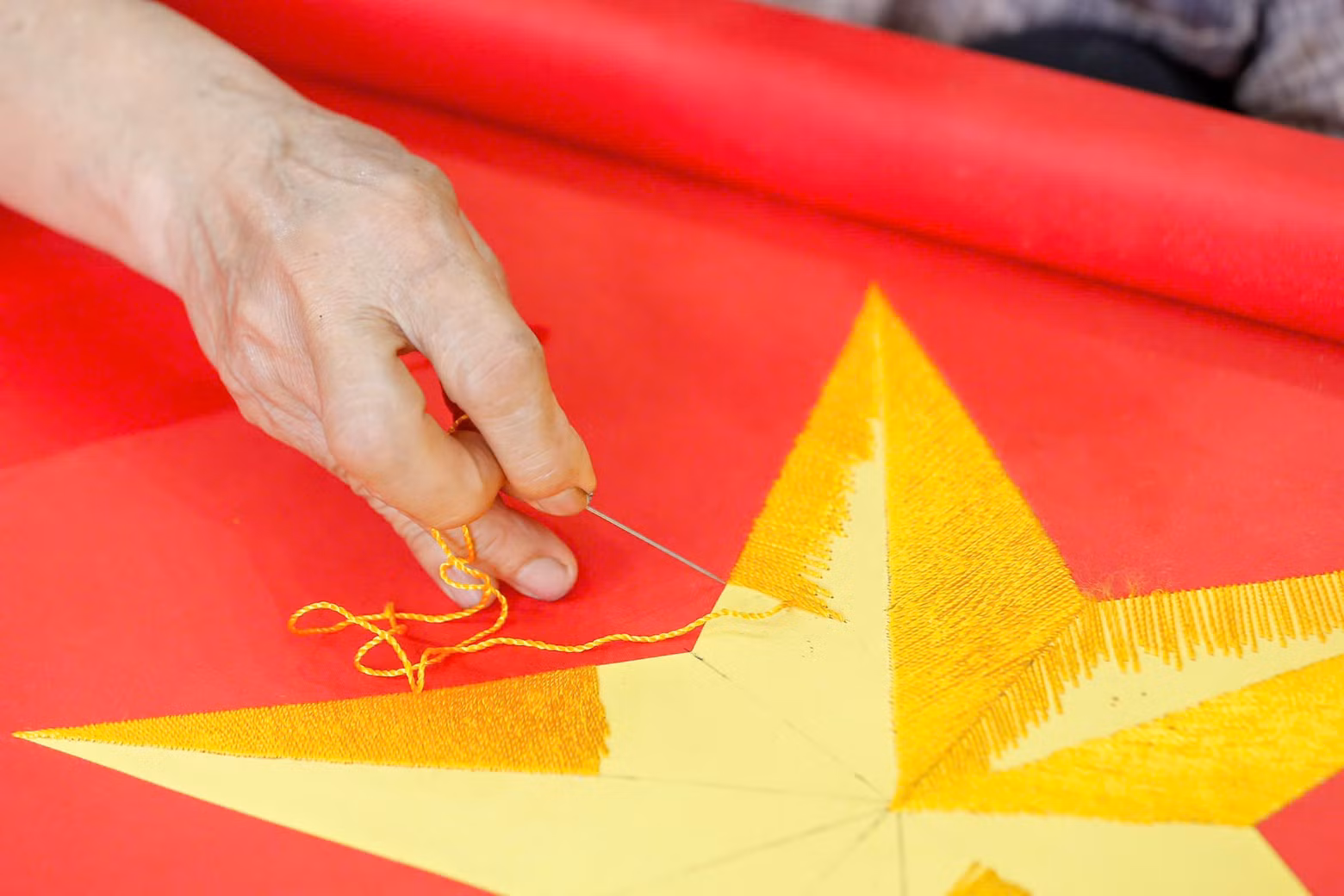 Comme beaucoup d’autres métiers artisanaux, le village du drapeau de Tu Vân fait face à de nombreuses difficultés pour répondre aux exigences de plus en plus élevées du marché intérieur à l’heure actuelle. Photo : congluan