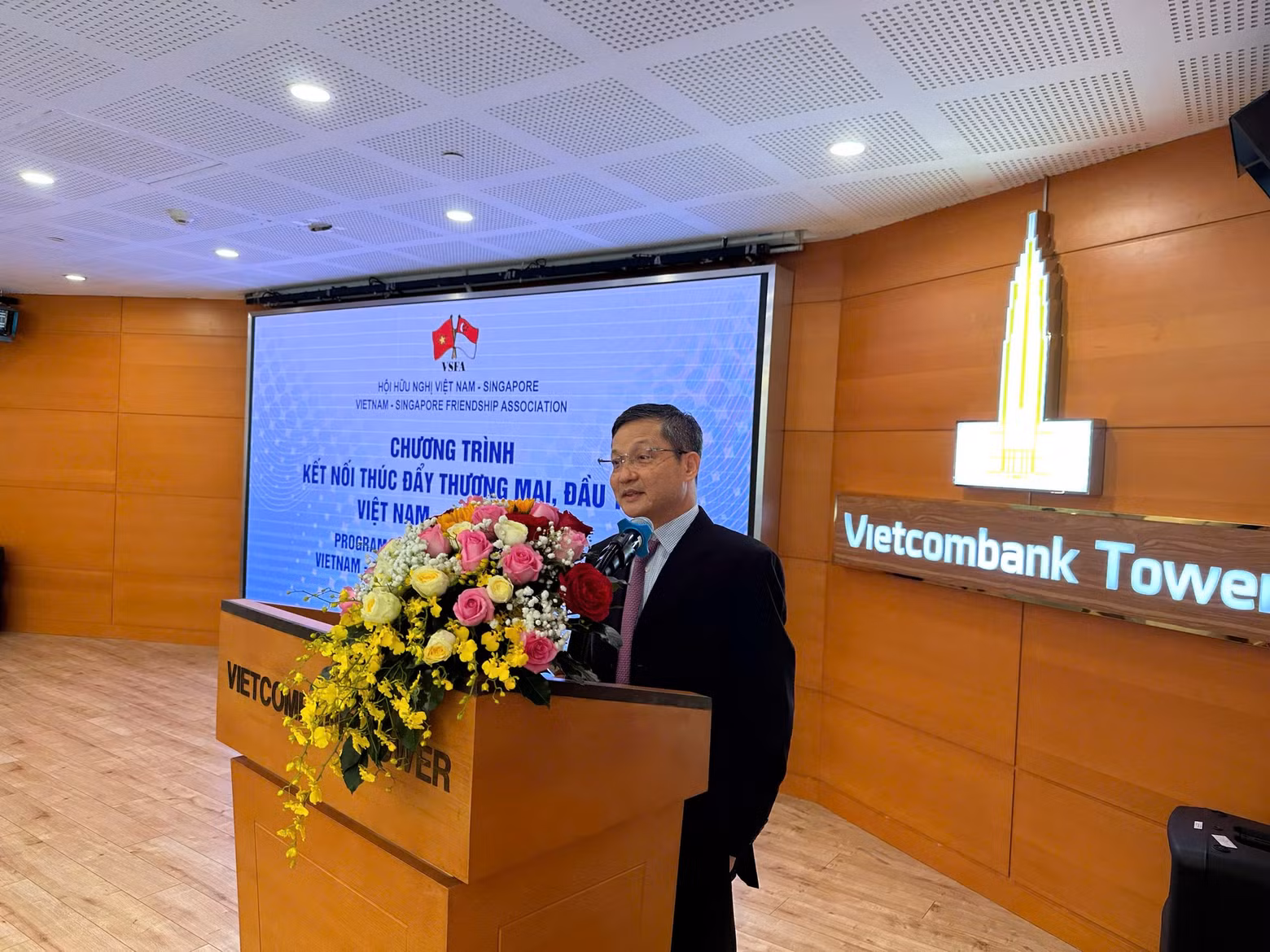 Le président de l’Association d’amitié Vietnam — Singapour, Vu Viet Ngoan, a réaffirmé la volonté des deux pays d’approfondir leur partenariat stratégique pour en faire un modèle de coopération au sein de l’ASEAN. Photo : thoidai.