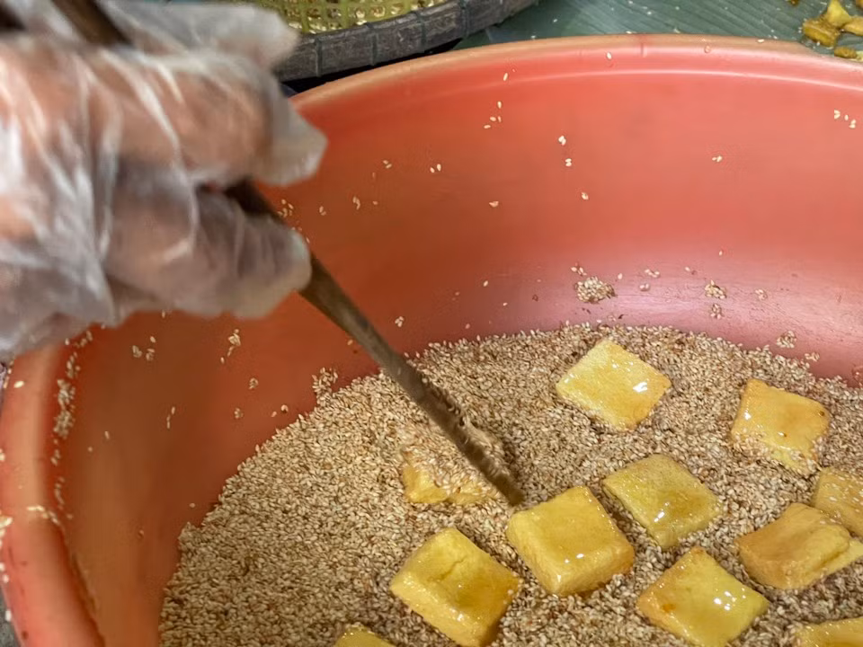Les biscuits sont roulés dans des graines de sésame grillées parfumées.