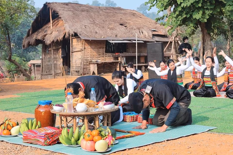 La fête du nouveau riz est un événement cultuel majeur pour les Thái, marqué par d'abondantes offrandes, dont le célèbre vin de riz fermenté, le "cần", partagé avec générosité lors des festivités. Photo : VNA. La fête du nouveau riz est un événement cultuel majeur pour les Thái, marqué par d'abondantes offrandes, dont le célèbre vin de riz fermenté, le "cần", partagé avec générosité lors des festivités. Photo : VNA.