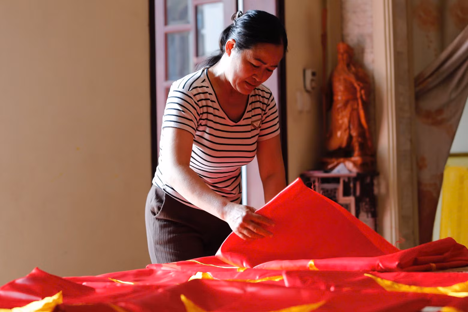 À chaque grande fête nationale, le pouvoir d'achat augmente. Ces derniers jours, mon atelier a produit des milliers de drapeaux de différentes tailles chaque jour, mais cela ne suffit toujours pas à répondre à la demande du marché, a confié Vuong Thi Nhung, un villageois de Tu Van. Photo : congluan