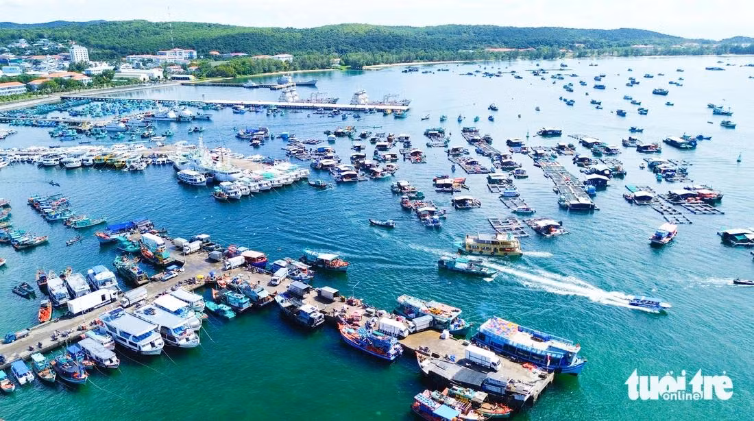 Le port du quartier d’An Thoi traite chaque année des centaines de tonnes de marchandises et de poissons. (Photo: Chi Công)