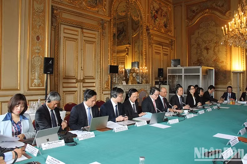 La délégation vietnamienne participant à la réunion comprend l’ambassadeur vietnamien en France Dinh Toan Thang, et les représentants du Bureau du gouvernement, du ministère du Plan et de l’Investissement, du ministère des Finances, du ministère de l’Industrie et du Commerce, de la ville de Hanoï et de la province de Ninh Binh. Photo : Minh Duy La délégation vietnamienne participant à la réunion comprend l’ambassadeur vietnamien en France Dinh Toan Thang, et les représentants du Bureau du gouvernement, du ministère du Plan et de l’Investissement, du ministère des Finances, du ministère de l’Industrie et du Commerce, de la ville de Hanoï et de la province de Ninh Binh. Photo : Minh Duy