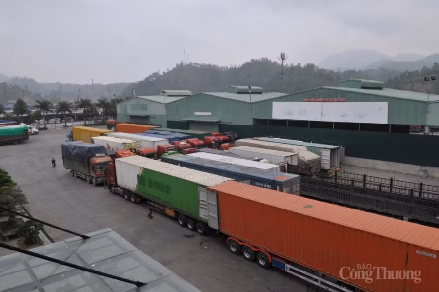 Importation et exportation de marchandises au poste-frontière de Huu Nghi (Lang Son). Photo : Congthuong