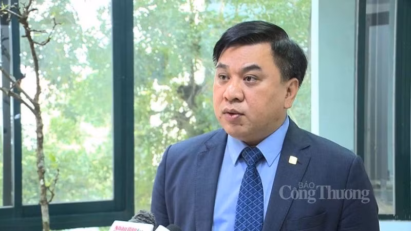Lê Hoàng Tài, directeur adjoint du Département de la promotion commerciale du ministère de l’Industrie et du Commerce. Lê Hoàng Tài, directeur adjoint du Département de la promotion commerciale du ministère de l’Industrie et du Commerce.