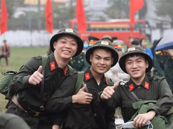 Des jeunes prêts à entrer dans l'armée. Photo : VNA.