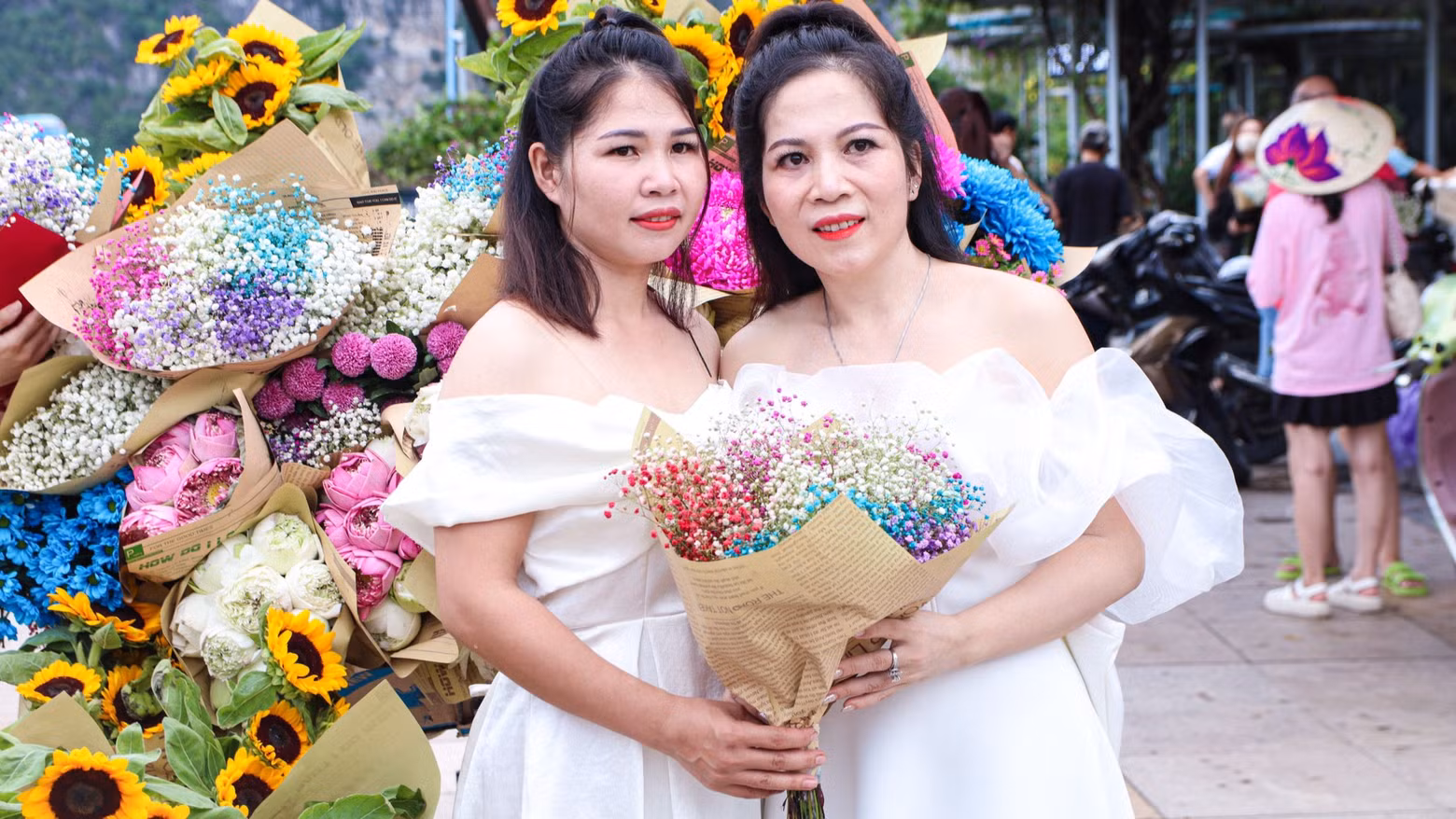 Les bouquets de fleurs sont achetés directement au marché aux fleurs de Quang Ba, un célèbre marché de gros à Hanoï. Photo: daidoanket Les bouquets de fleurs sont achetés directement au marché aux fleurs de Quang Ba, un célèbre marché de gros à Hanoï. Photo: daidoanket