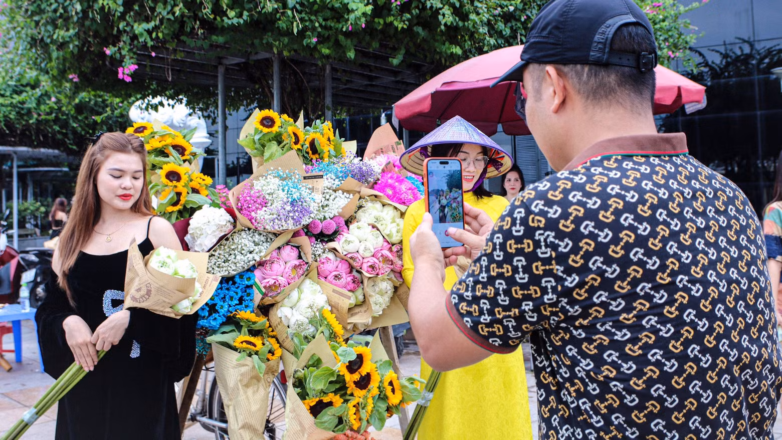 Nguyen Thi Phuong et son mari ont parcouru plus de 30 km d’Uong Bi à Ha Long pour prendre des photos avec les vélos fleuris. Photo: daidoanket Nguyen Thi Phuong et son mari ont parcouru plus de 30 km d’Uong Bi à Ha Long pour prendre des photos avec les vélos fleuris. Photo: daidoanket